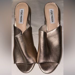 Steve Madden Shoes size 8.5 Gold